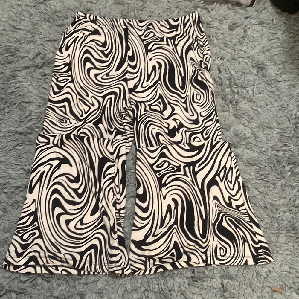 flared leggings, black and white